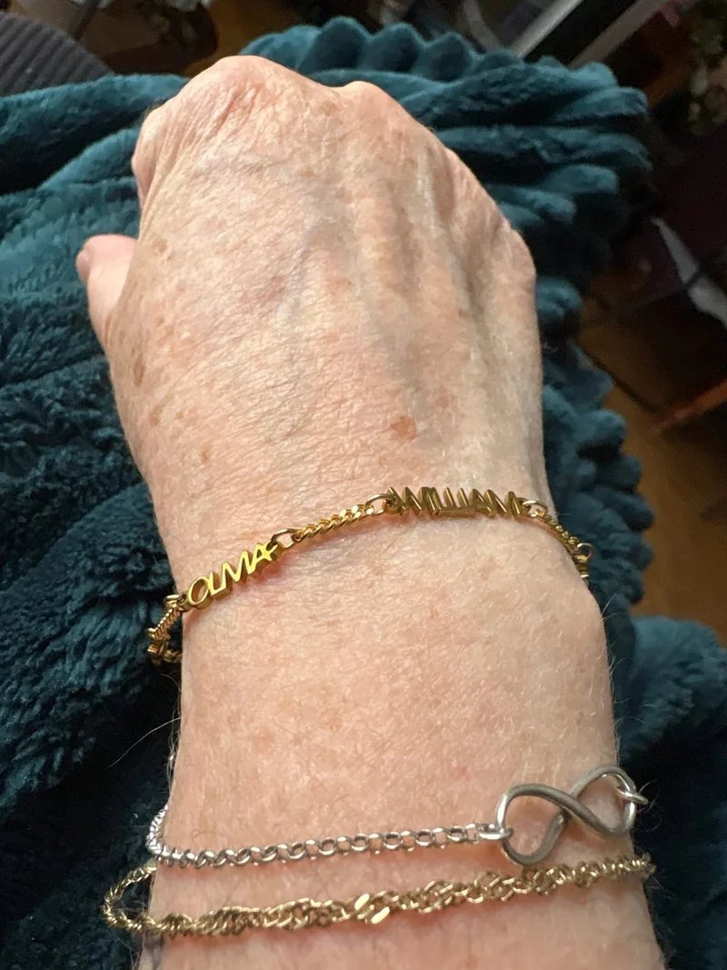 Pulsera con nombre puesta