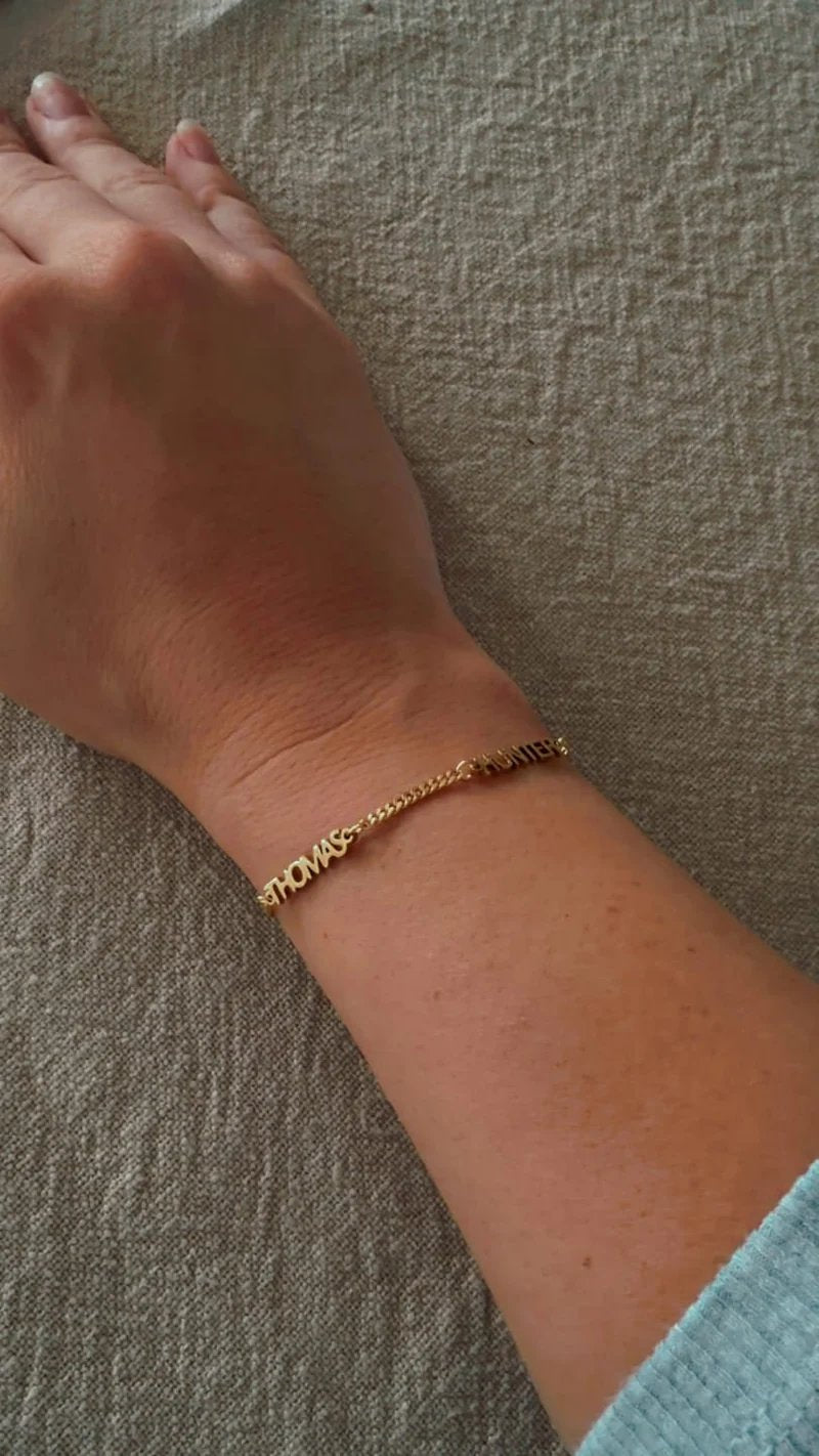 Pulsera con nombre puesta