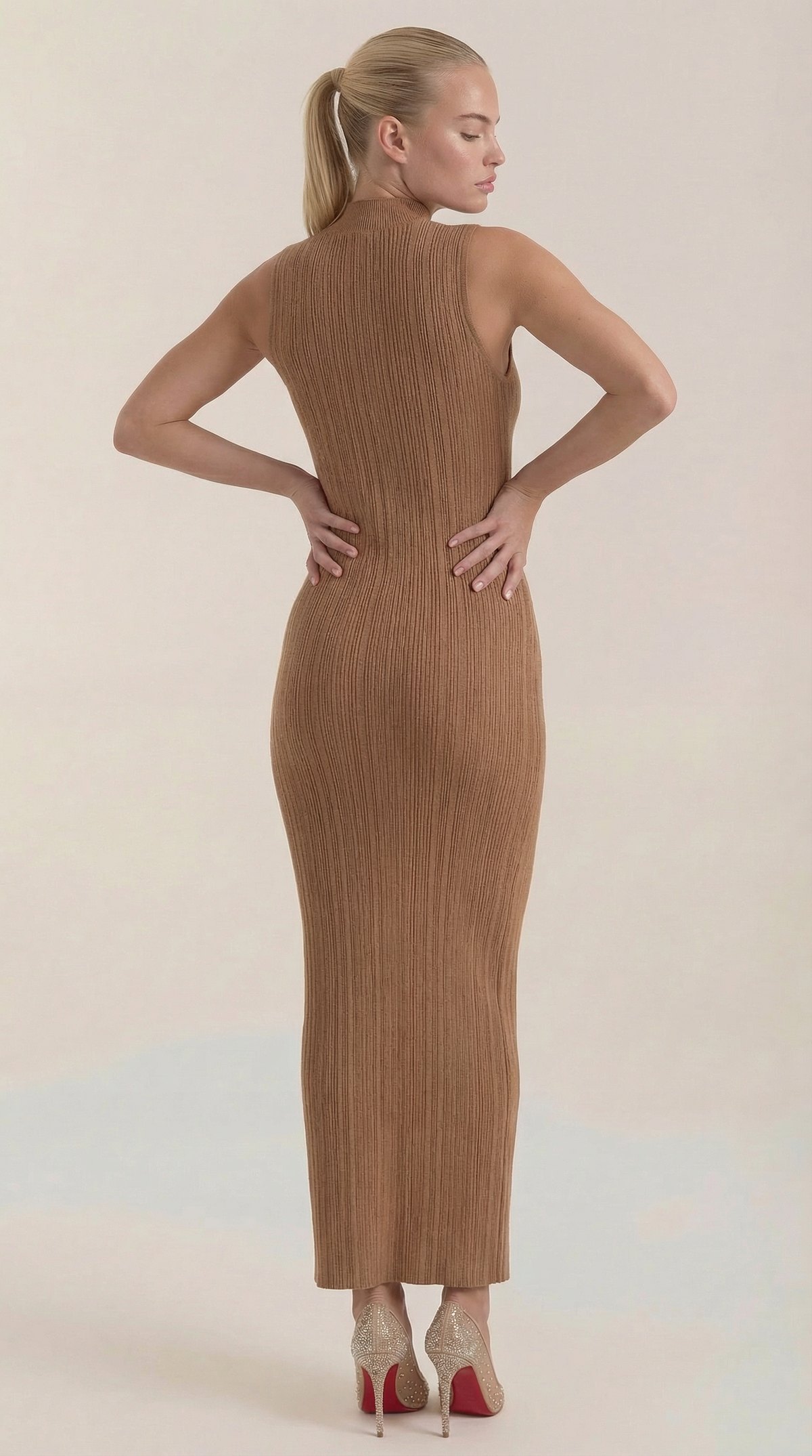 Sonia | Vestido Midi Ajustado de Cuello Alto