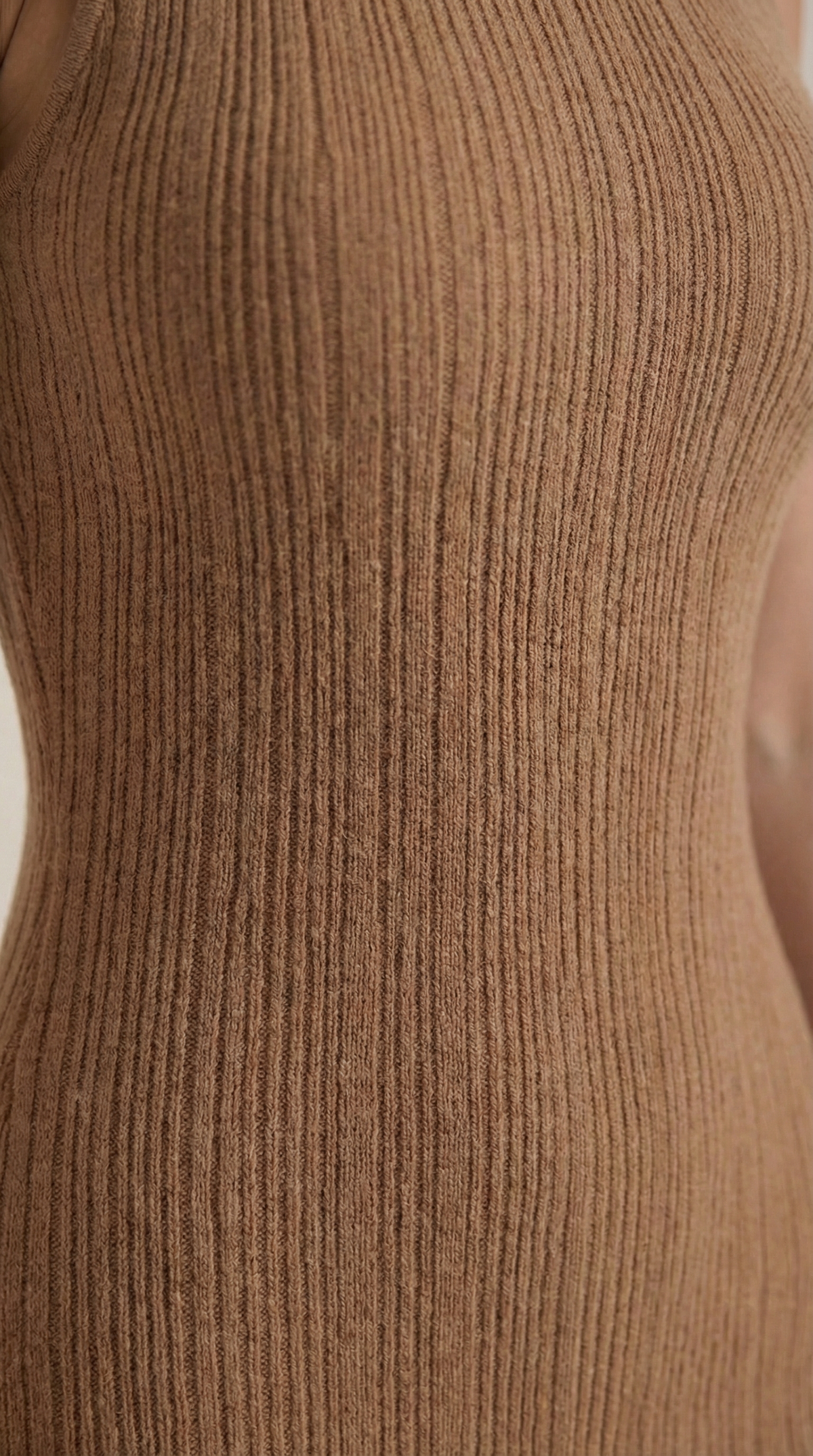 Sonia | Vestido Midi Ajustado de Cuello Alto