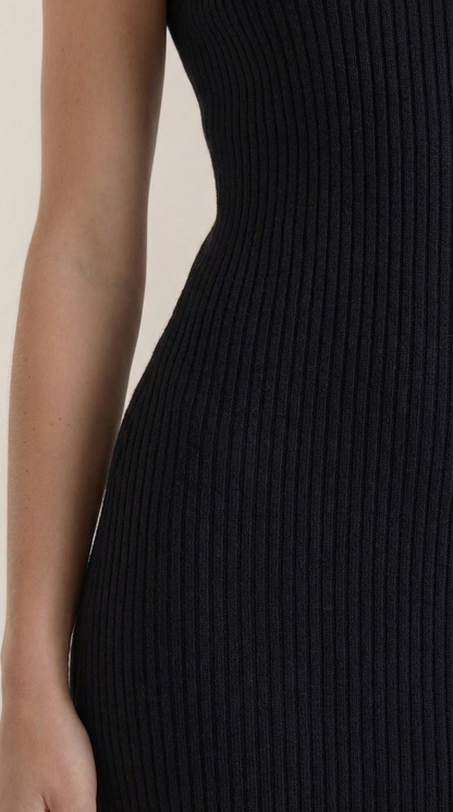 Sonia | Vestido Midi Ajustado de Cuello Alto