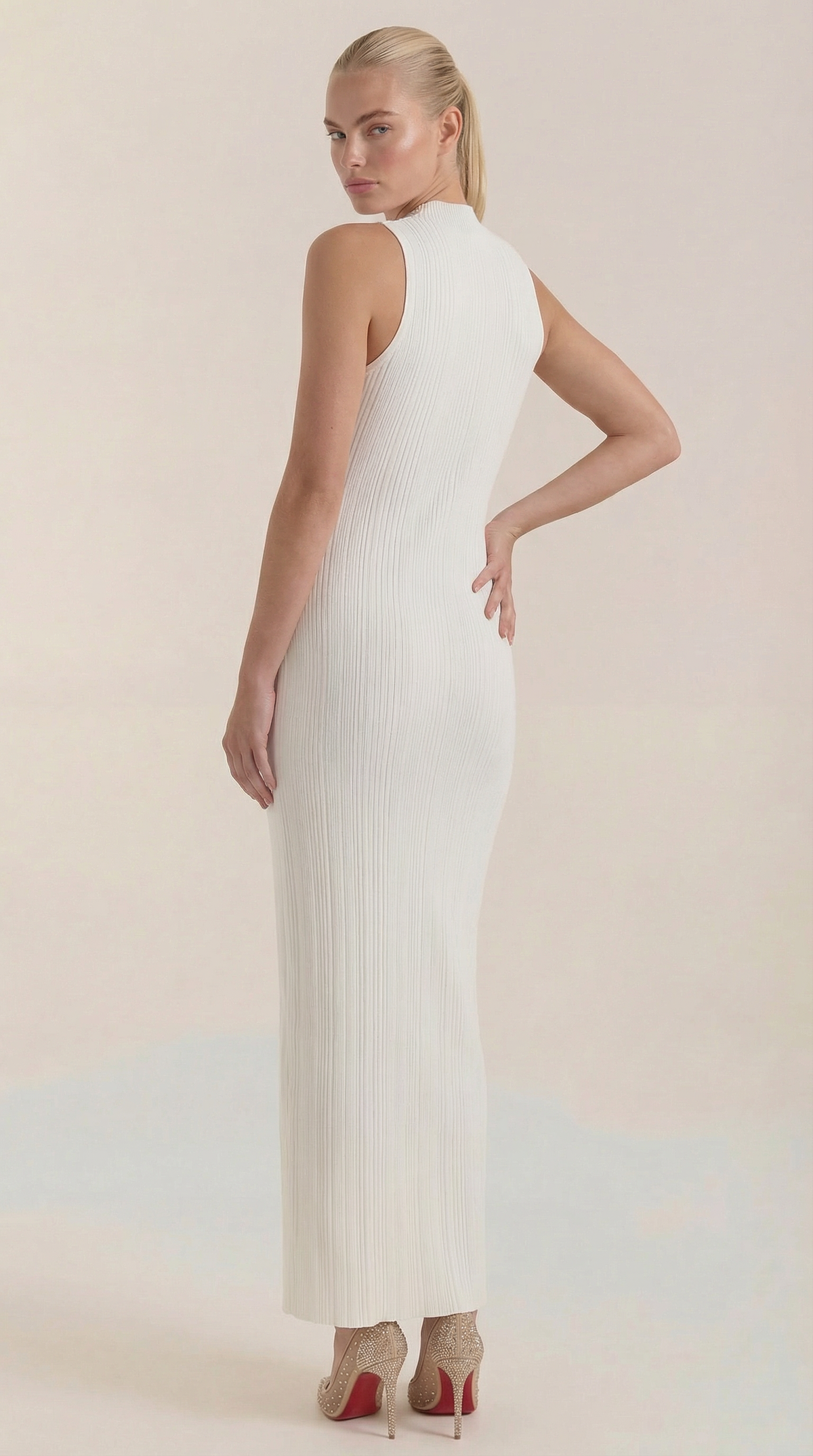 Sonia | Vestido Midi Ajustado de Cuello Alto